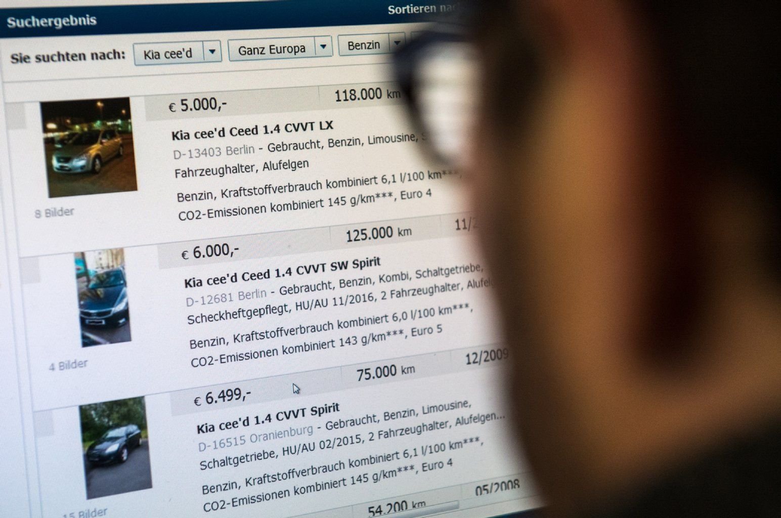 Autos online kaufen oder verkaufen ist bequem - allerdings sollten Nutzer immer auf der Hut vor Betrügern sein, die trotz Sicherheitsmaßnahmen auch auf großen Fahrzeugplattformen ihr Unwesen treiben können.
