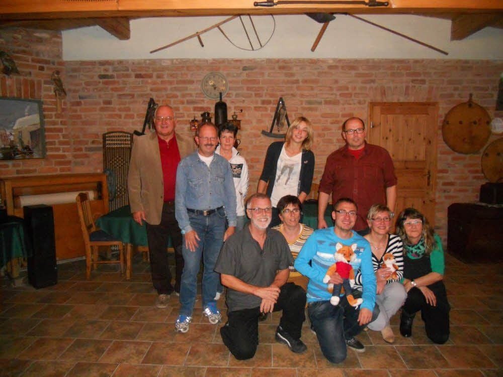 Das Team der Füchse Hassenhausen mit Ex-Landrat und Ranglisten-Schirmherr Harri Reiche (v.l.) sowie Wettkampfwart Mathias Höhlig.