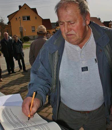 Paul Geppert trägt sich ins Buch ein.