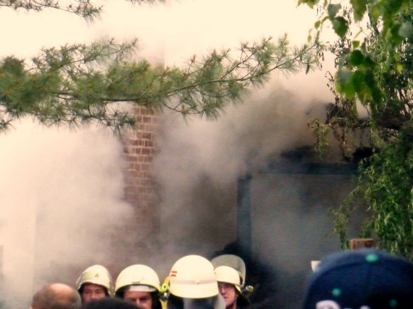 Peter Pannicke dokumentiert die Arbeit der Feuerwehr am Wittenberger Naturgarten.