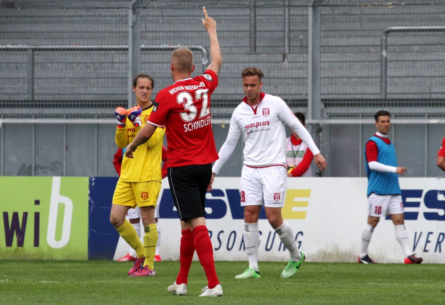 Pechvogel des Tages: HFC-Spieler Marcel Franke (rechts) erzielte ein Eigentor beim 0:3 in Wiesbaden.