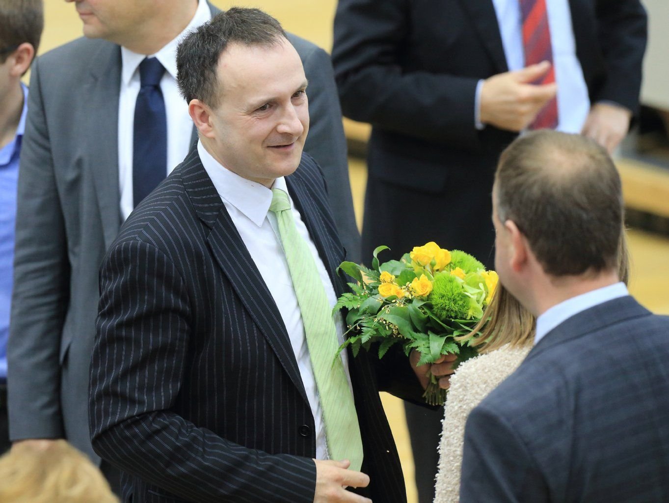Kay Barthel (CDU l), Mitglied des Landtages von Sachsen-Anhalt, nimmt Glückwünsche zu seiner Wahl zum Präsidenten des Landesrechnungshofes von Sachsen-Anhalt entgegen.