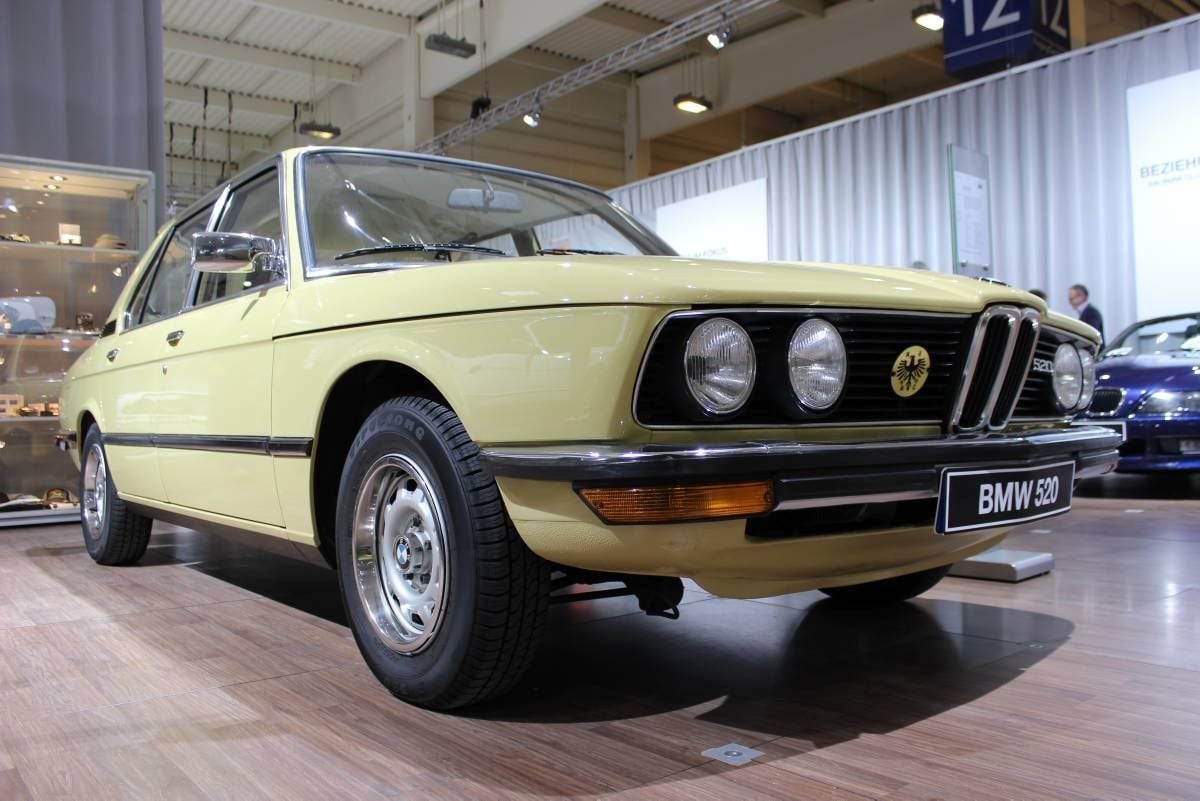 Der erste 5er BMW wird allmählich wiederentdeckt. Die Generation, die in einem 5er der Baureihe E 12 (1972 bis 1981) von Papi zur Schule gefahren wurde, erinnert sich an die dynamische Stufenhecklimousine.