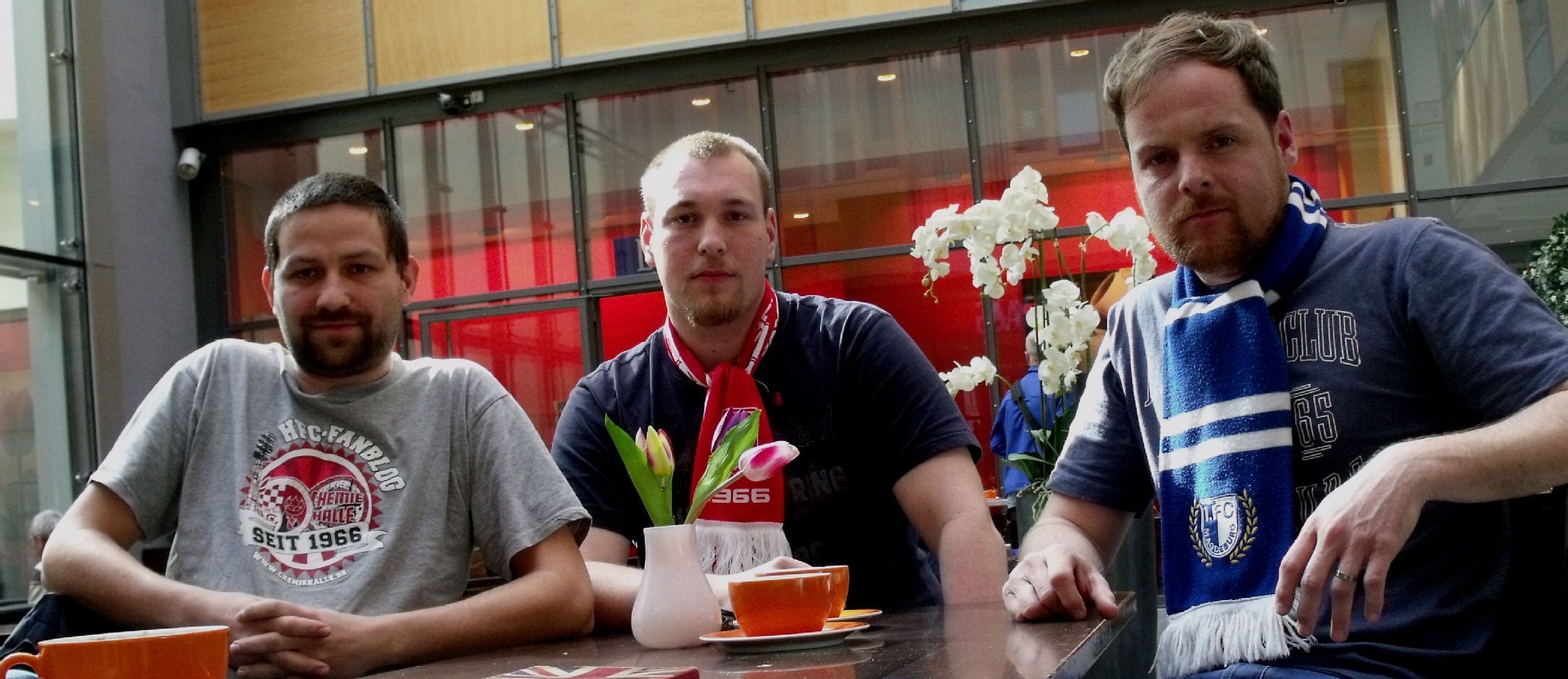 Sven Zorn und Andreas Feineis (links und Mitte) berichten für den HFC-Fanblog. Alexander Schnarr betreibt den FCM-Blog