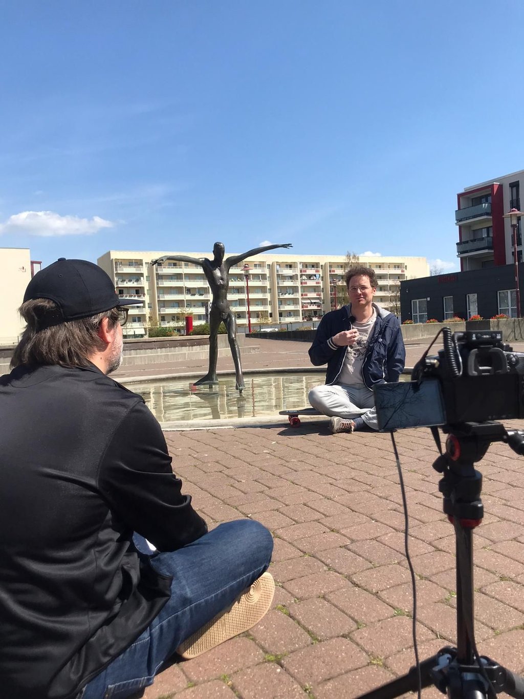 Stadtteilmanager Stefan Köder beantwortete dem Filmteam Fragen zum Stadtumbau im Magdeburger Stadtteil Neu-Olvenstedt.