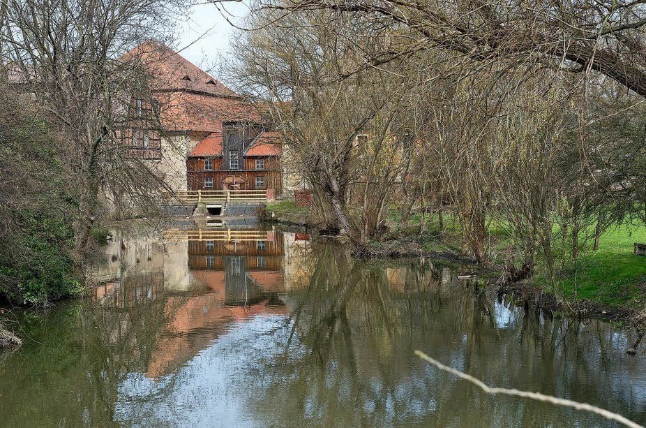 Unbeachtet fließt der Mühlgraben von der Saale bei Hohenweiden bis nach Angersdorf. Dabei passiert er auch die historische Hollebener Wassermühle.