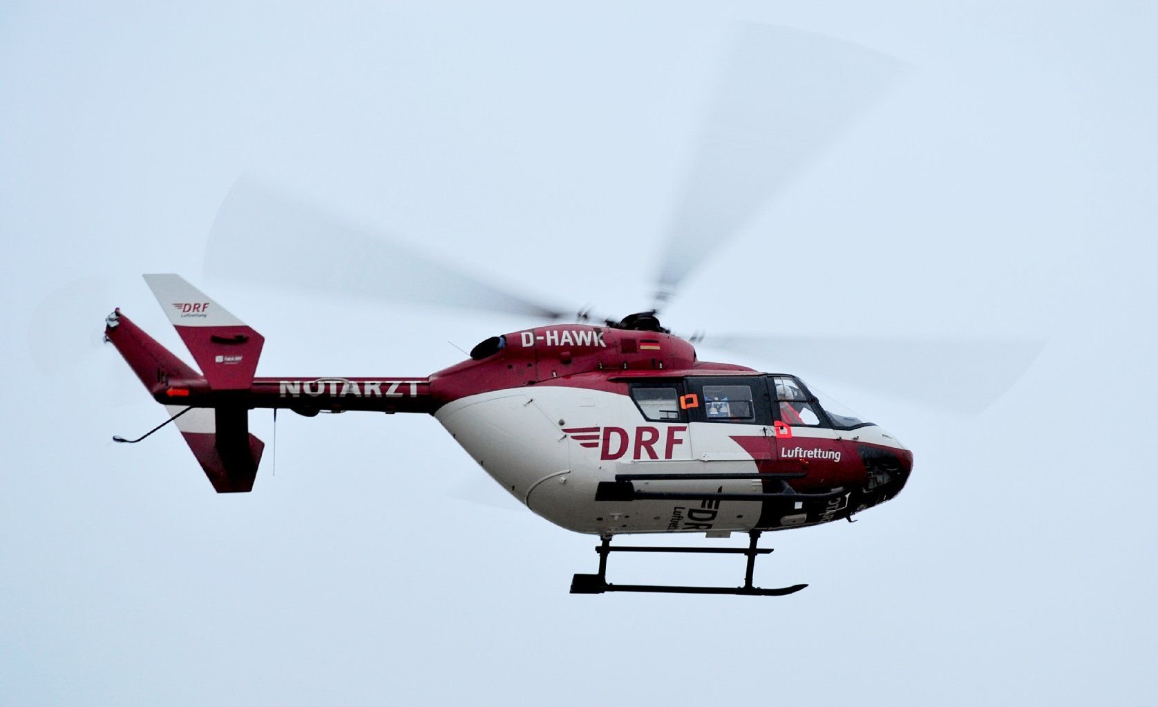 Ein Rettungshelikopter Christoph 51 der DRF Luftrettung