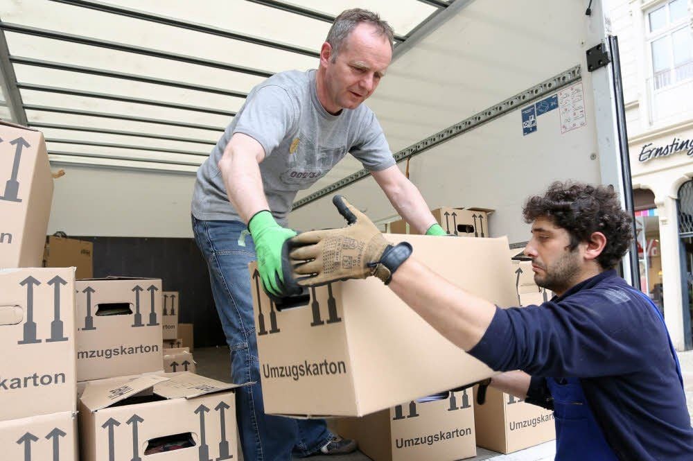 Mitarbeiter der Firma Sobotta aus Leipzig beladen den Umzugswagen.