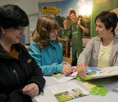 Heike Horenburg (r.) von der gleichnamigen Gartenbaufirma informiert über ihr Ausbildungsangebot.