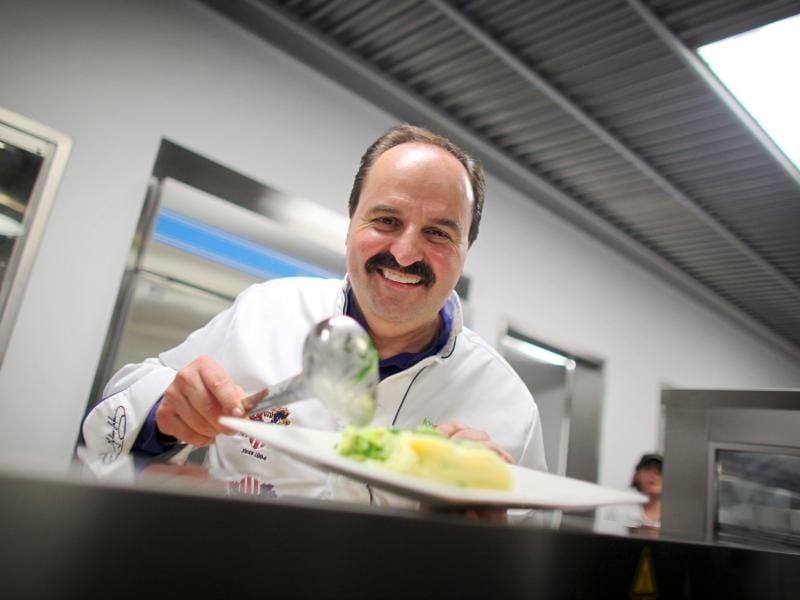 Fernsehkoch Johann Lafer könnte schom bald das Lachen vergehen: Der Sternekoch soll durch Tricksereien Sozialabgaben für seine Haushaltshilfe gespart haben.