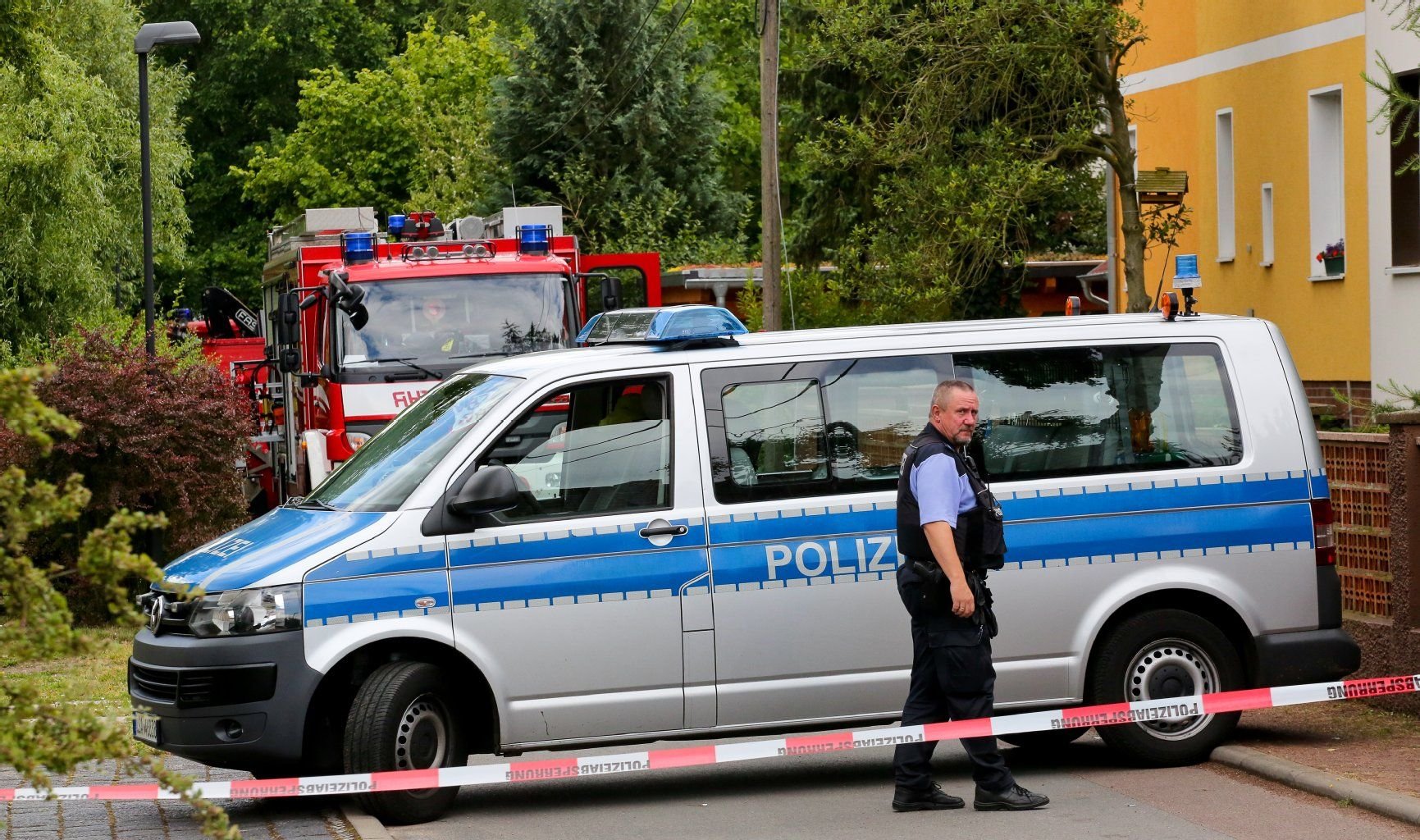 Vor dem Haus des Physikers in Halle-Kröllwitz sperrten Polizisten die Straße im Juni 2014.