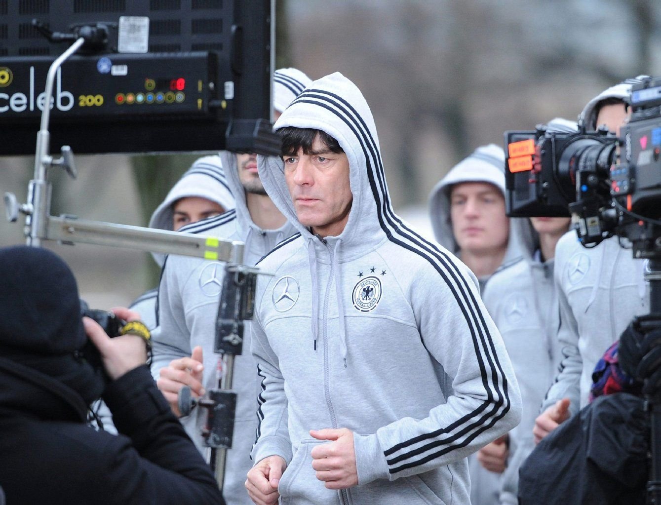 Bundestrainer Joachim Löw mit der Nationalmannschaft beim Videodreh.