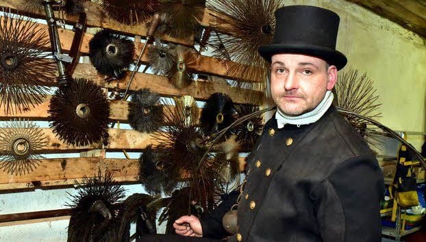 Thomas Ernst steht vor seinen Werkzeugen, die er in der Garage im Haus seiner Freundin in Dehlitz untergebracht hat.
