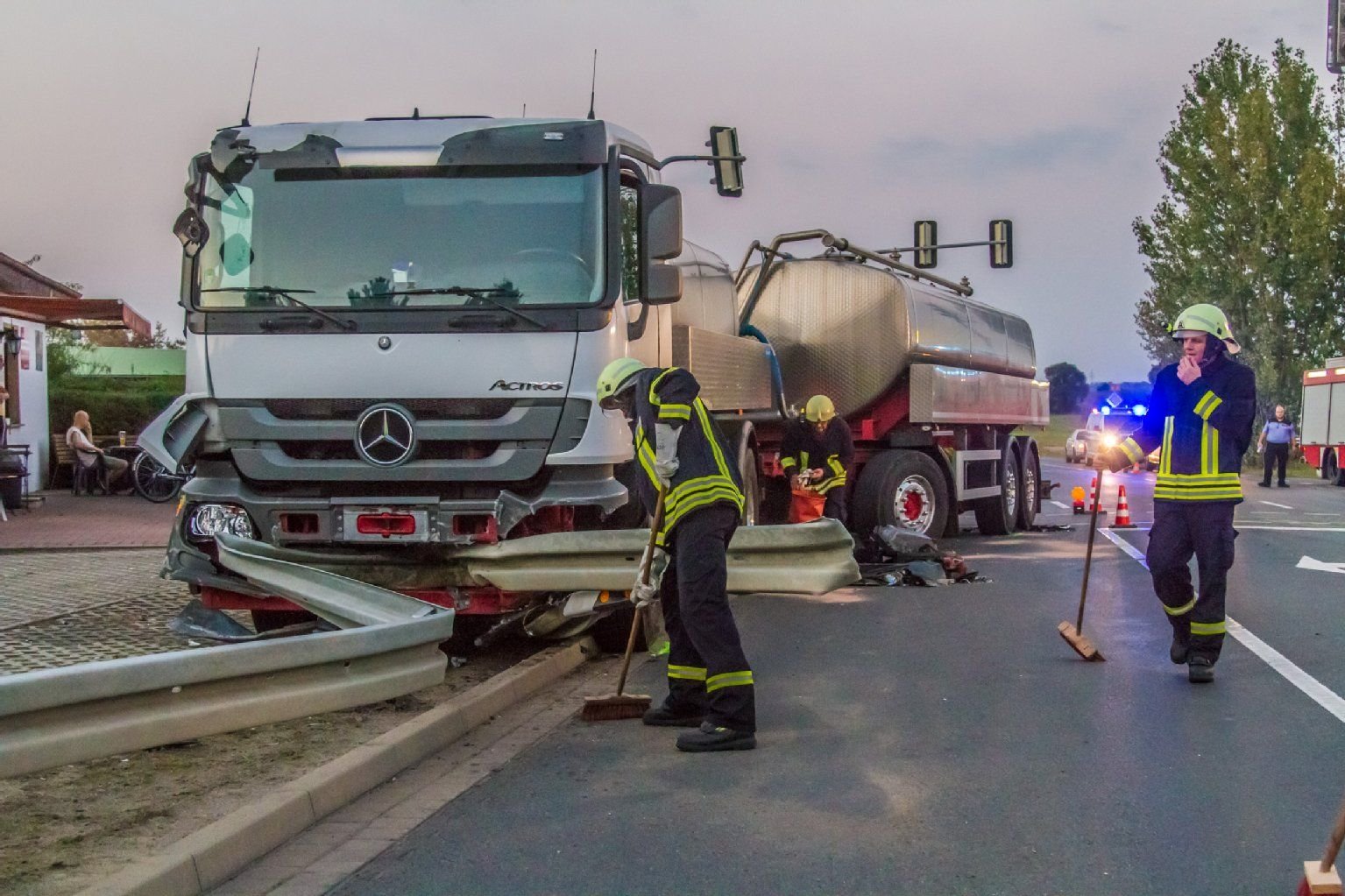 Ein Milchlaster ist auf der Bundesstraße 2 an der Kreuzung Kemberg/Bad Schmiedeberg in Höhe der Tankstelle mit einem entgegenkommenden Pkw kollidiert.