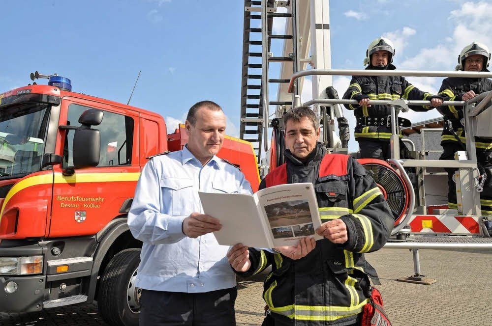 Abteilungsleiter Martin Müller (l.) und Hauptbrandmeister Detlef Rauchfuß blicken auf ein ereignisreiches Jahr, das im Bericht zusammengefasst ist. Dieser wird auch im Internet auf der Stadtseite veröffentlicht werden.