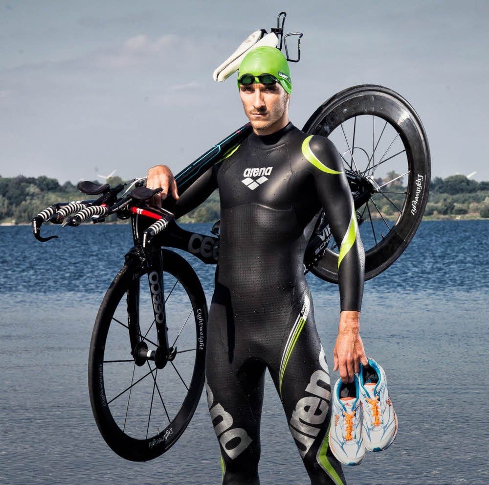 Der Göthewitzer Christian Kramer mit seinen Wettkampfutensilien:Rennrad, Neoprenanzug und Laufschuhe.