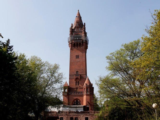 Der Berliner Grunewaldturm besteht aus rotem Backstein.