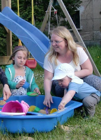 Freundinnen wie Andrea Büttner helfen bei der Kinderbetreuung.