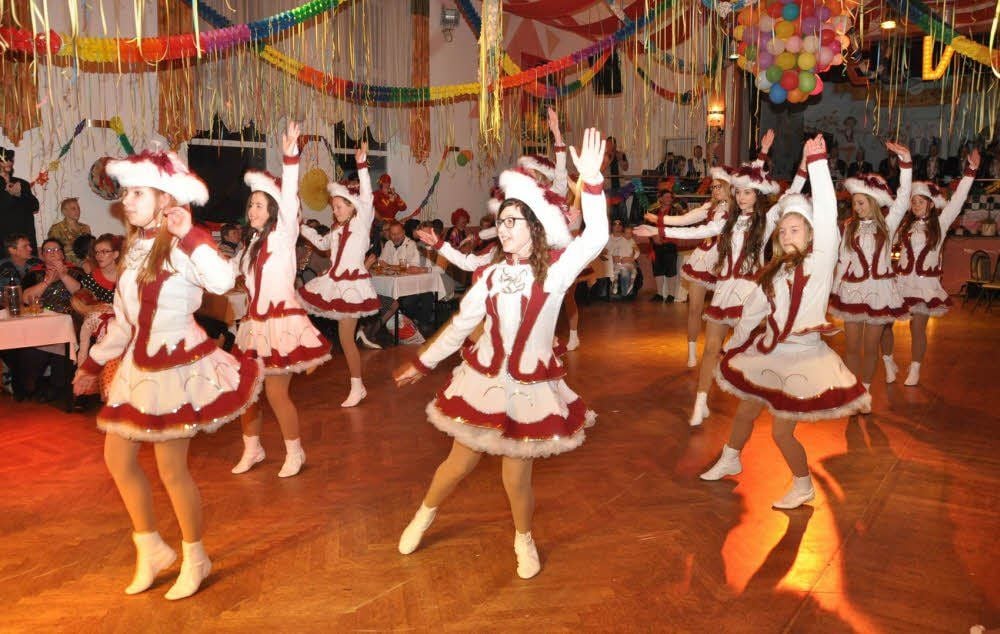 Vor einem vollen Saal präsentierte sich in Elster beim Karneval die Funkengarde in neuen Kostümen mit ihrem Marsch.