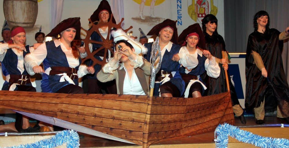 Die Prinzengarde tanzte sich auf ihrer Reise nach Indien, die aber bei den Indianern endete, mit ihrer Professionalität in die Herzen der Zuschauer.