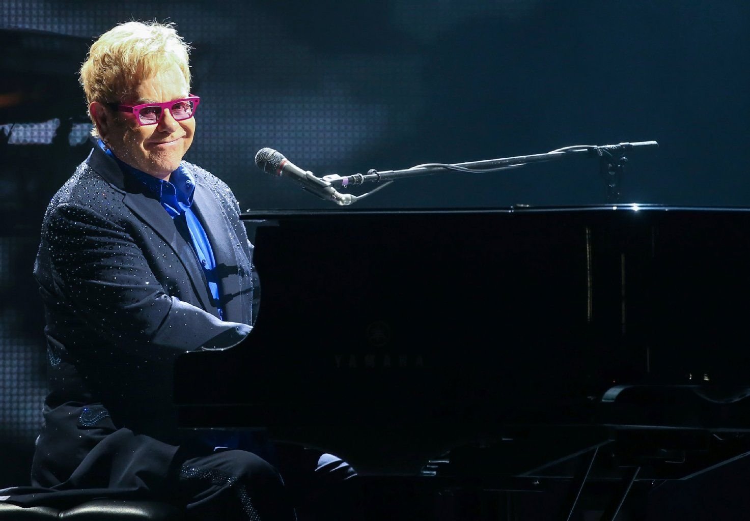 Popstar Elton John singt am 28. Juni im Rahmen seiner "All the Hits"-Tour in Leipzig (Sachsen).