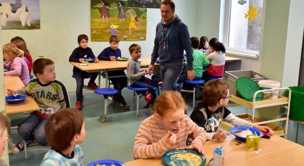 In der Grundschule Hohenmölsen streikten acht Lehrer und zwei pädagogische Mitarbeiter. Die Kinder, die trotz Unterrichtsausfalls kamen, wurden betreut, so auch vom verbeamteten Lehrer Thomas Borchert.
