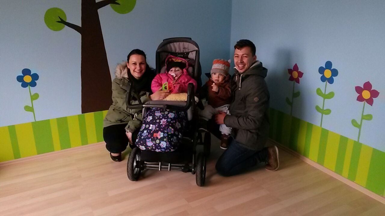 Ein Bild der Familie im neuen Kinderzimmer.