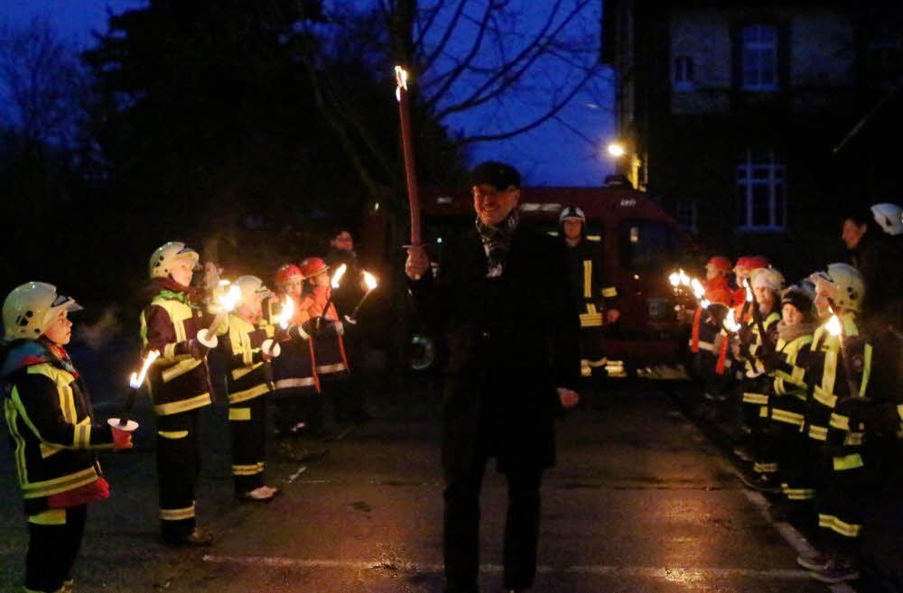 Zum Abschied bildete die Jugendfeuerwehr in Osternienburg für den scheidenden Schulleiter ein Spalier.