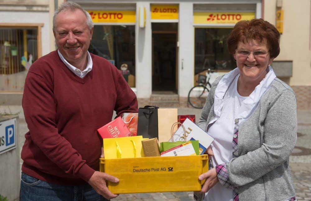Eine Kiste voller Dankeschön: Heidrun Weinberg schließt nach 24 Jahren Selbstständigkeit ihr Geschäft in Ermsleben. In all den Jahren stand ihr ihr Mann Walter mit Rat und Tat zur Seite.