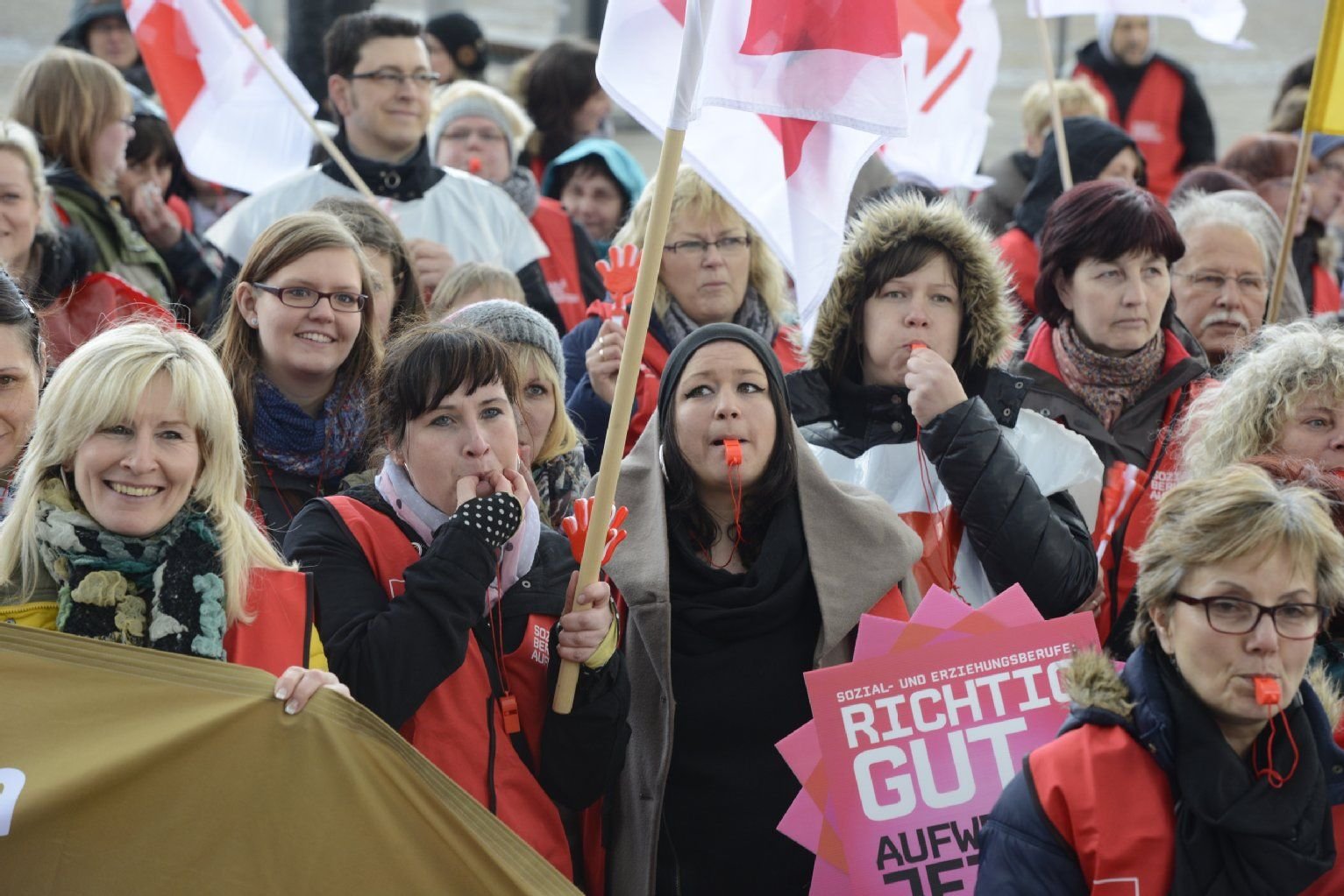 Am 1. April versammelten sich 100 Sozialarbeiter und Kita-Mitarbeiter zum Warnstreik auf dem Riebeckplatz in Halle.