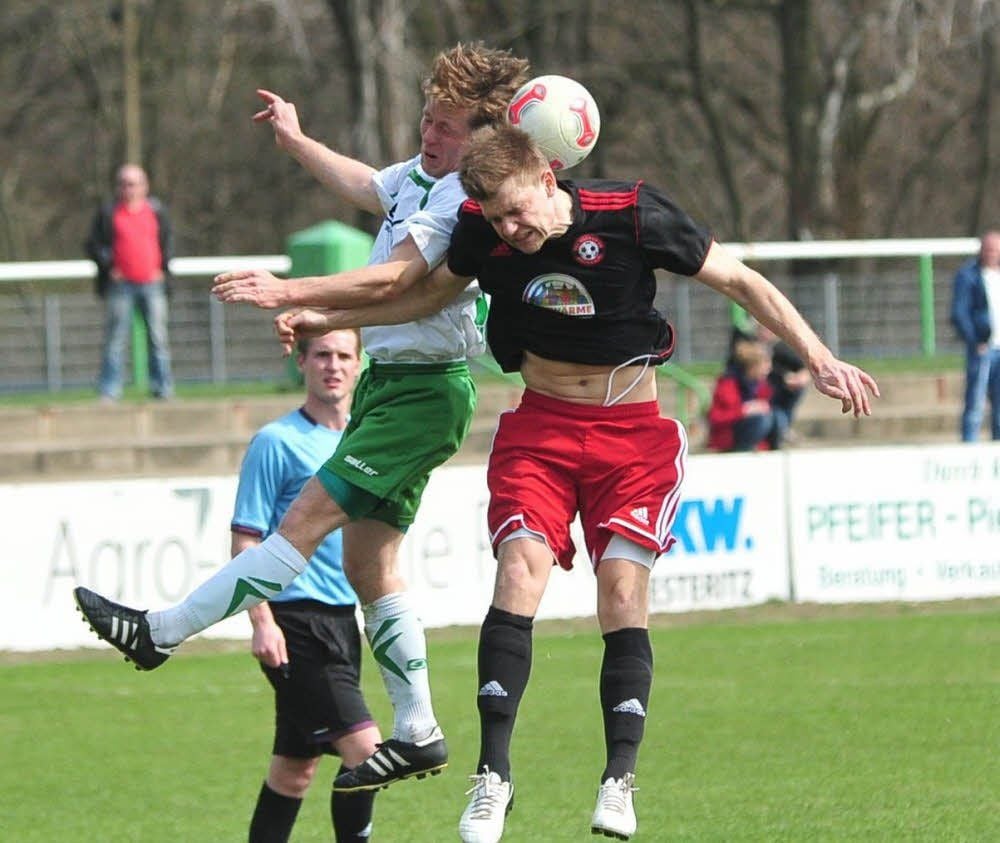 Verteidiger Ronny Mende (Mitte), der in dieser Szene mit einem Spieler aus Gotha um die Lufthoheit rangelt, steht den Piesteritzer Oberliga-Fußballern am Sonntag in Halle aufgrund einer Sperre nicht zur Verfügung.