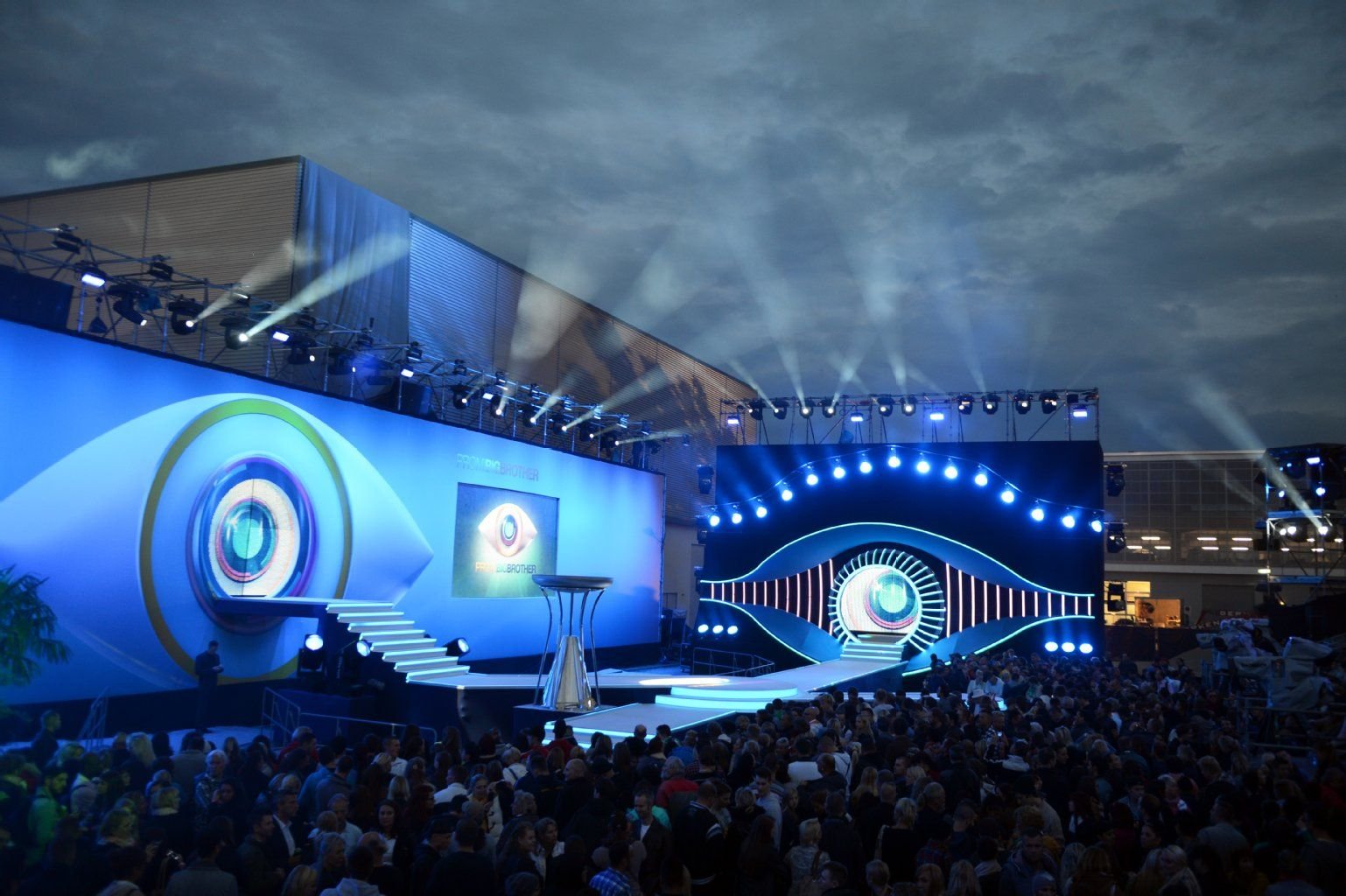 In der letzten Staffel versammelten sich zahlreiche Schaulustige vor der Bühne des Open-Air-Studios. Am 15. August ziehen erneut zwölf Prominente ins Big-Brother-Haus.
