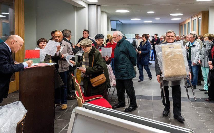 Das neue Begegnungszentrum wurde am Donnerstag feierlich eingeweiht. Für 115 Euro konnten Gäste Stuhlpaten werden. Weitere Stuhlpaten werden noch gesucht.