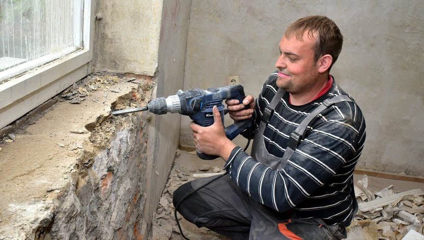 Viele Helfer, hier David Schumann, bauen einen Teil des Röckener Hofes aus.