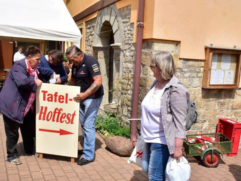Die Einrichtung der Tafelräume war auch ein Stück Stadtsanierung , wenn man die Aufnahme von heute mit dem Foto unten vergleicht.