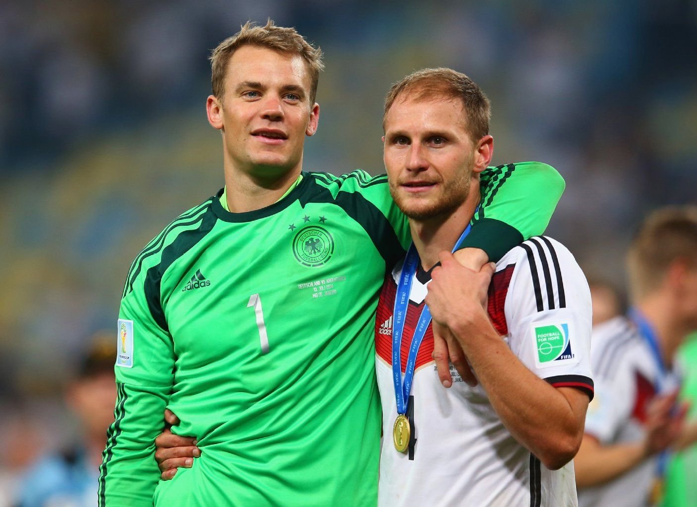 Manuel Neuer und Benedikt Höwedes. Der eine ein großer Junge und großer Torwart, der andere ein Kämpfer, der selbst einen Dortmunder den Schalker lieben lässt.