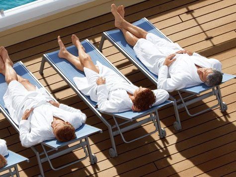 Für die Reise auf dem Kreuzfahrtschiff braucht man nicht mehr als einen Bademantel? Nicht ganz. Auch auf See sollte man darauf achten, angemessen gekleidet zu sein.