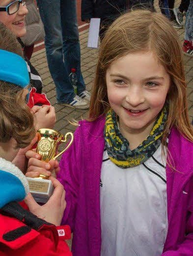 Rosa Kromarek (FGS Neinstedt) freut sich über den gewonnenen Pokal.