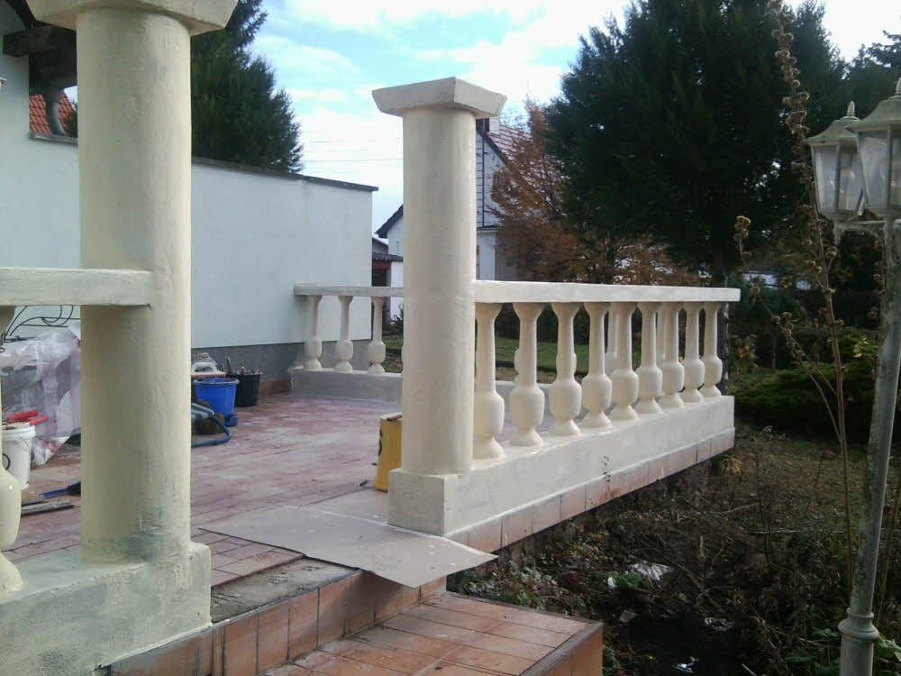 Mit diesem Bild begann die Affäre. Ein-Euro-Jobber hatten im Jahr 2012 dokumentiert, wie sie die private Terrasse von Sylvia Tempel mit Säulen und Balustraden aus einer halleschen Gartenschau verschönern mussten.