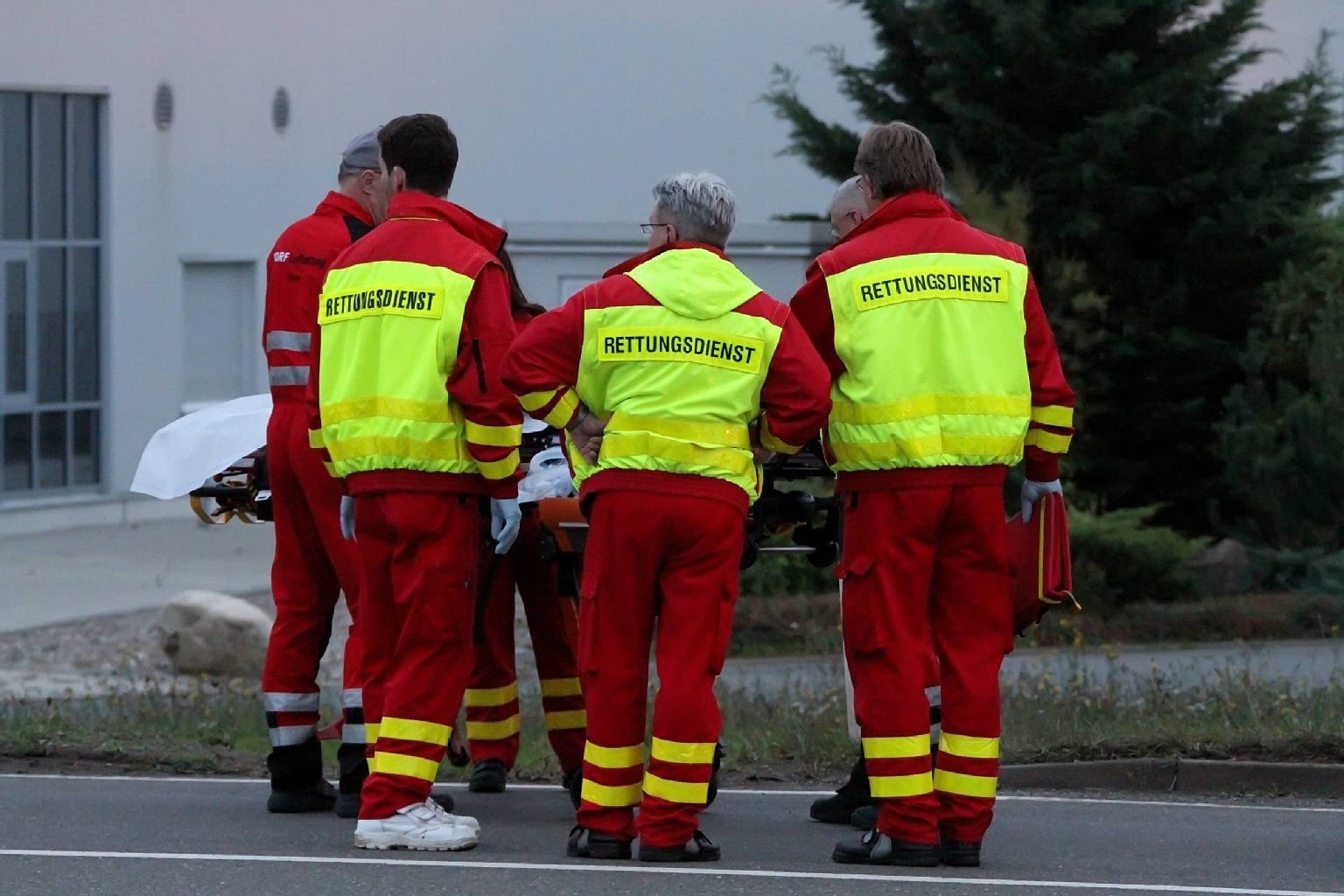 Rettungssanitäter versorgen einen Schwerverletzten