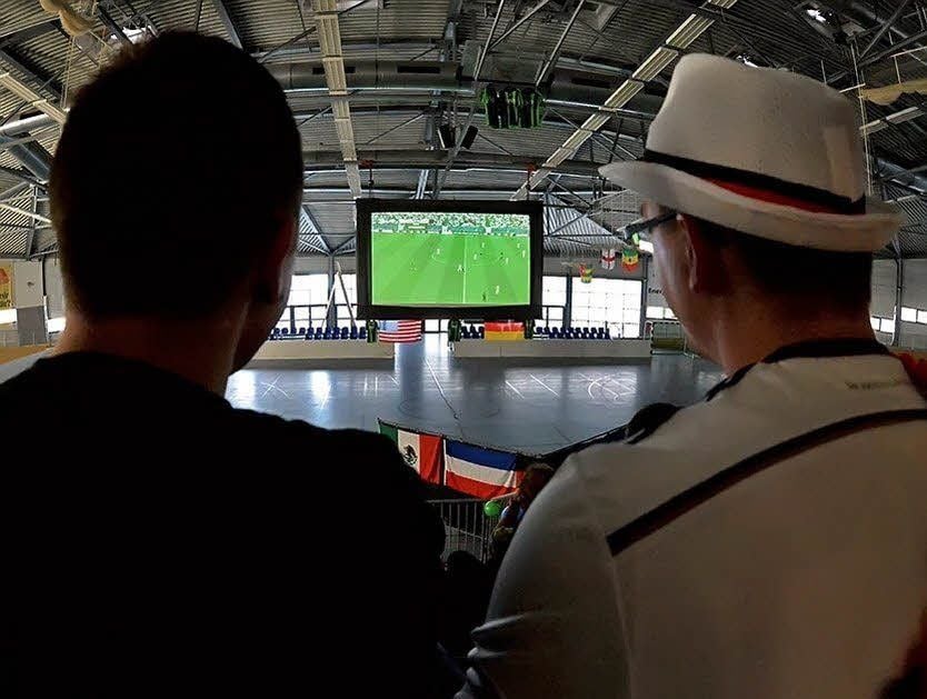 Vor allem junge Fußballbegeisterte verfolgten die gestrige Partie auf der Leinwand in der Ballhaus-Arena.