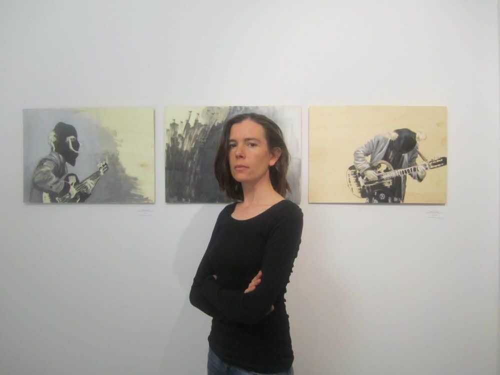 Kathrin Hänsel vor ihrer Serie „Mädchen mit Laute“