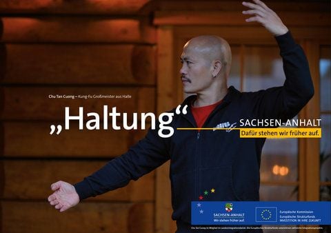 Unter dem Stichwort «Haltung» wirbt Chu Tan Cuong, Kung-Fu-Großmeister aus Halle und Mitglied im Landesintegrationsbeirat, für das Land Sachsen-Anhalt mit dem Slogan «Dafür stehen wir früher auf.»