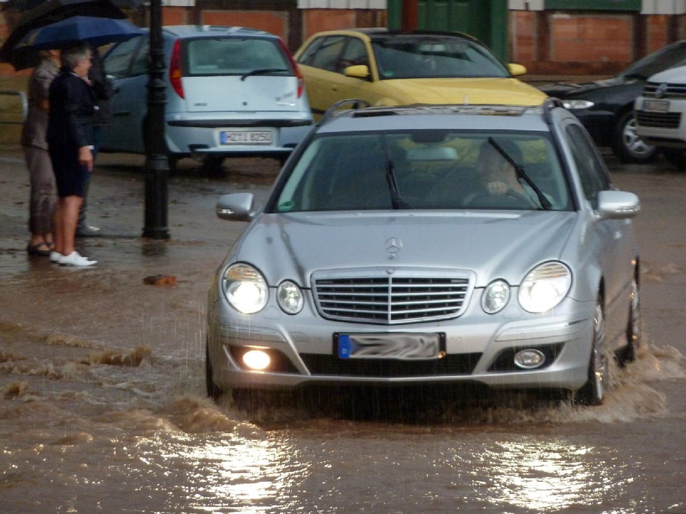 Am Samstag war die Feuerwehr in Ilsenburg im Dauereinsatz. Ein Unwetter mit heftigen Regenfällen hat für überflutete Straßen und vollgelaufene Keller gesorgt.