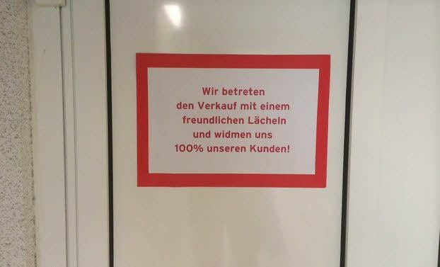 Das Foto zeigt eine Aufforderung an die Verkäufer. Das dürfte heute schwer fallen.