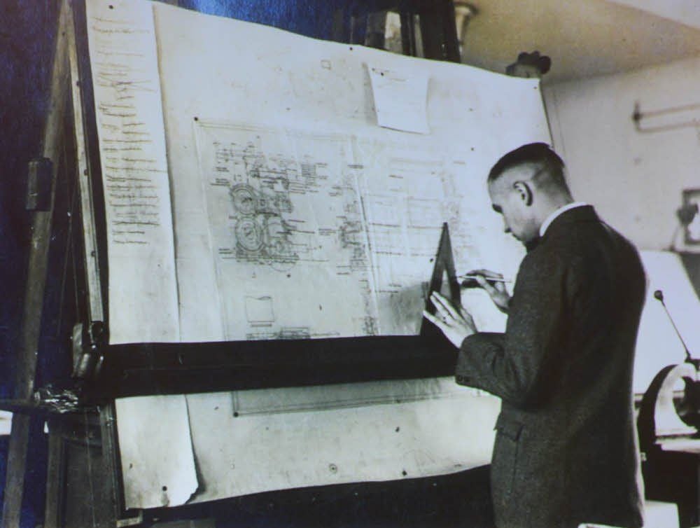 Friedrich Thiele am Zeichentisch im Konstruktionsbüro. Er arbeitete bei den Junkerswerken Dessau. Er wurde 1946 nach Russland verschleppt.
