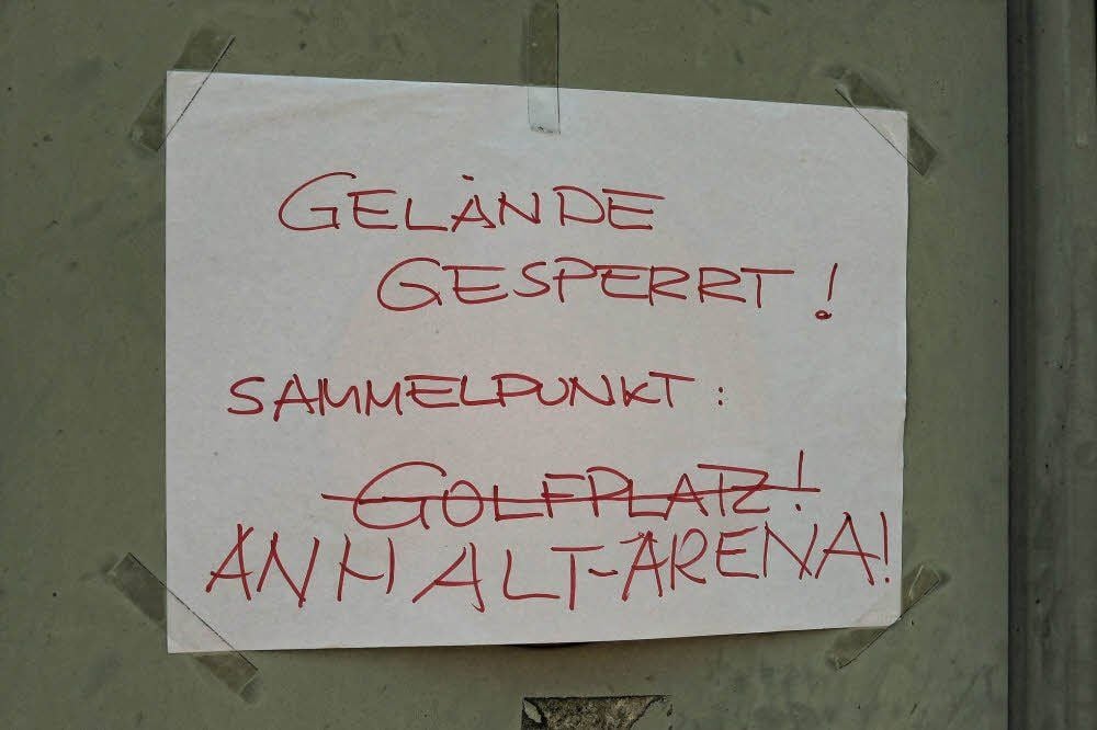 Schilder klären über die Lage und den Treffpunkt für die Schüler auf.