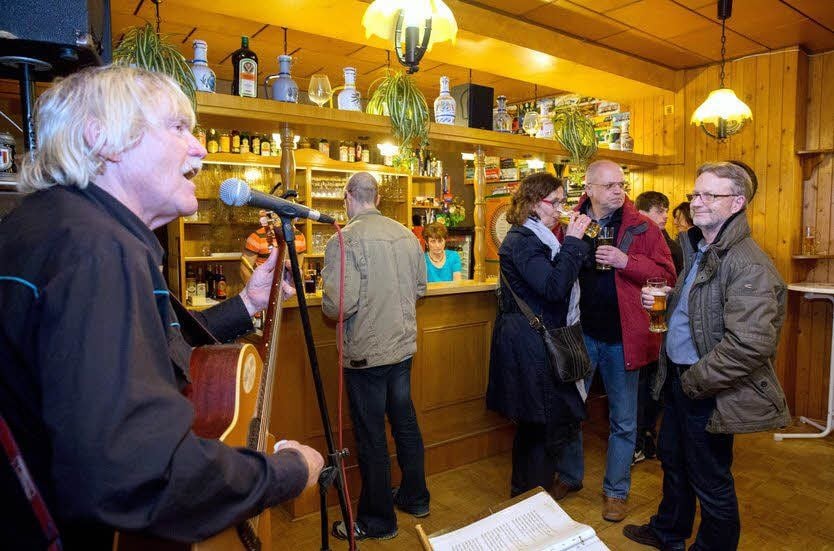„Papa Joe“ ist in der Region eine feste Musikgröße. Er begeisterte seine Fans im „Weißen Schwan“