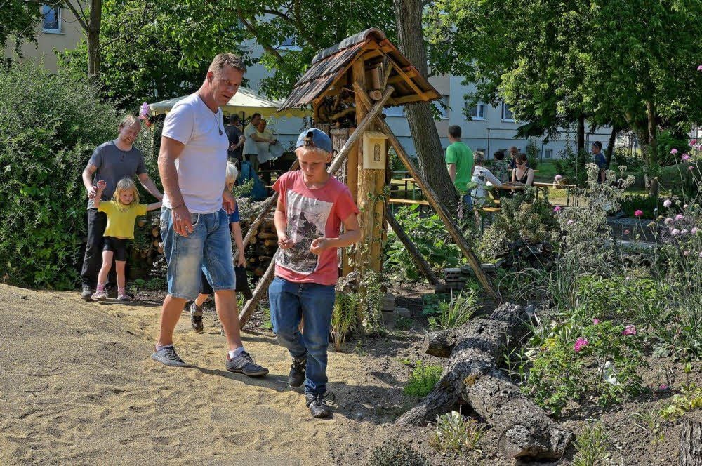 Der Garten von Haus „Anneliese“ in der Törtener Straße lockt Groß und Klein. Am Sonnabend fand hier auch ein Bewohnerfest statt. (Foto links). Bei Organisator Uwe Merz ( r.) holen sich Besucher Tipps zur Gartengestaltung.