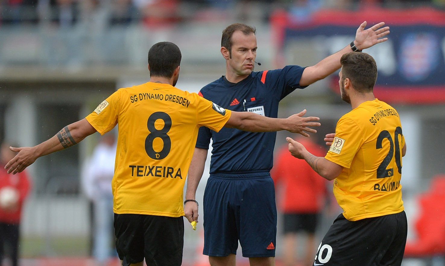 Dresdens Dominic Baumann (rechts) und Nils Teixeira (links) diskutieren mit Schiedsrichter Marco Fritz. Rot-Weiß Erfurt gewinnt sein Heimspiel gegen Dynamo Dresden 2:0.